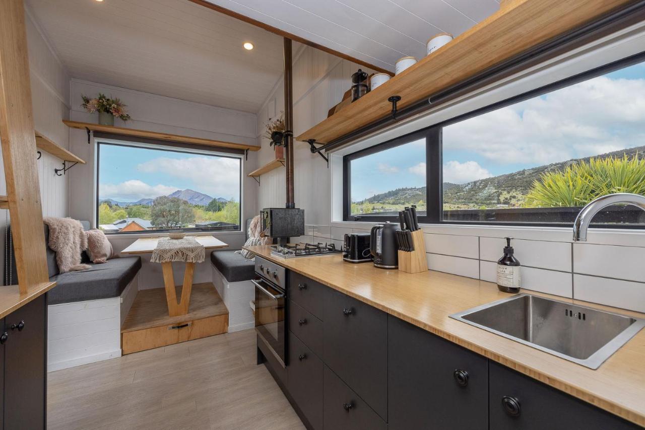 와나카 Tiny House With Mountain Views, Indoor And Outdoor Fire, Private Courtyard Garden 아파트 외부 사진