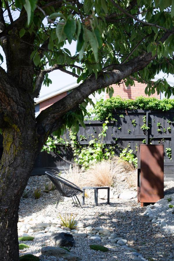 와나카 Tiny House With Mountain Views, Indoor And Outdoor Fire, Private Courtyard Garden 아파트 외부 사진