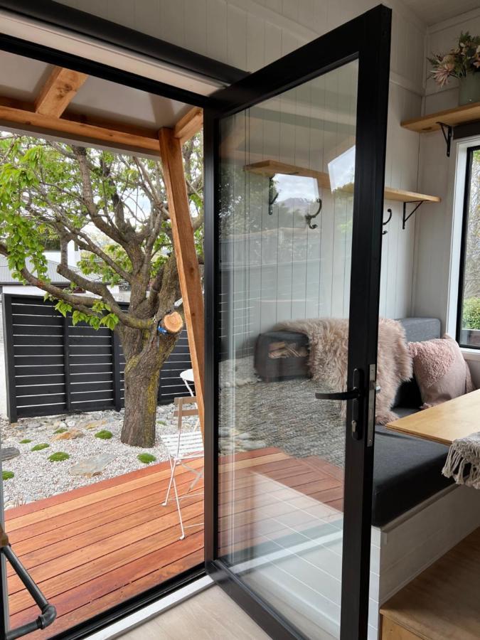 와나카 Tiny House With Mountain Views, Indoor And Outdoor Fire, Private Courtyard Garden 아파트 외부 사진